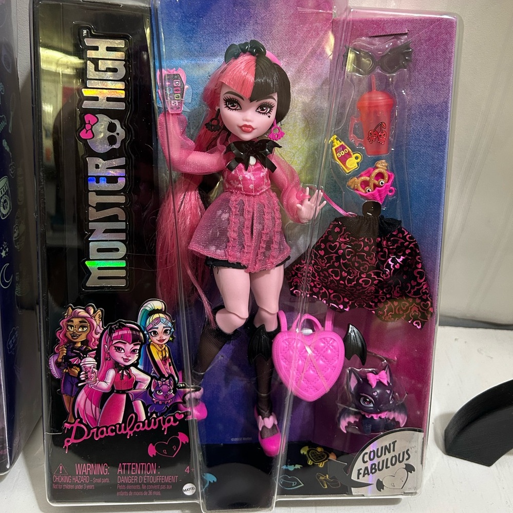 Monster High Draculaura Doll - Pink and Black Ensemble